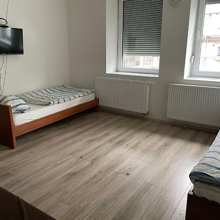 Monteur-Apartment Am Bahnhof Muhlheim am Main Bagian luar foto